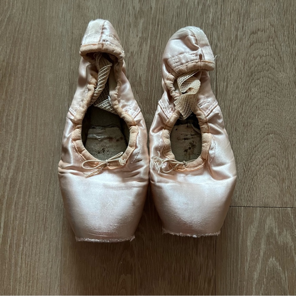 Dead pointe shoes
